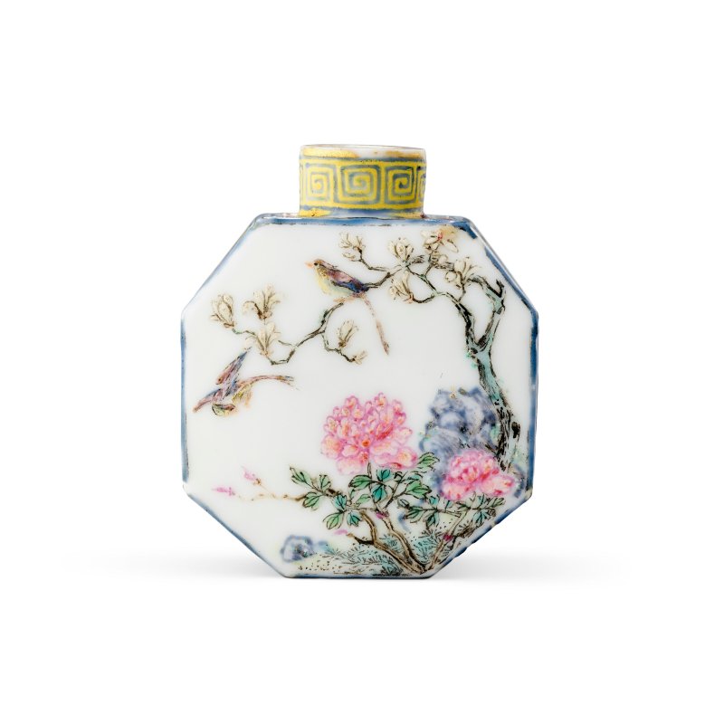 清雍正 御製瓷胎畫琺瑯喜鵲牡丹皮球花紋八方鼻煙壺 胭脂紅料「雍正年製」楷書款  BEIJING PALACE WORKSHOPS, YONGZHENG FOUR-CHARACTER MARK IN PINK ENAMEL AND OF THE PERIOD (1723-1735)