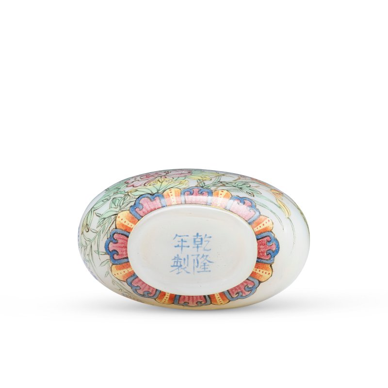 清乾隆 御製玻璃胎畫琺瑯牡丹翠鳥圖鼻煙壺 藍料「乾隆年製」楷書款  BEIJING PALACE WORKSHOPS, QIANLONG FOUR-CHARACTER MARK IN BLUE ENAMEL AND OF THE PERIOD (1736-1795) - 图4