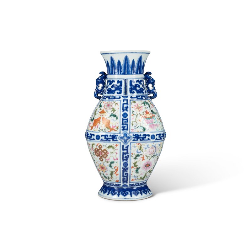 清乾隆 青花夔龍紋開光式粉彩八吉祥紋雙耳壺 六字篆書款  QIANLONG SIX-CHARACTER SEAL MARK IN UNDERGLAZE BLUE AND OF THE PERIOD (1736-1795) - 图1