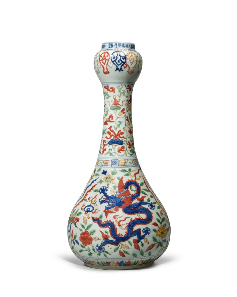 明萬曆　五彩穿花龍鳳紋蒜頭瓶 | A RARE WUCAI 'DRAGON AND PHOENIX' GARLIC-HEAD VASE - 图4