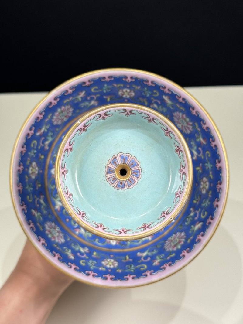 清道光 蓝地粉彩缠枝莲托双喜烛台一对 - 图28