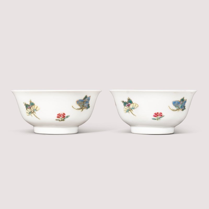 清雍正 粉彩描金花蝶紋盌一對 雙圈三行六字楷書款  YONGZHENG SIX-CHARACTER MARKS IN THREE LINES IN UNDERGLAZE BLUE WITHIN DOUBLE CIRCLES AND OF THE PERIOD (1723-1735) - 图2