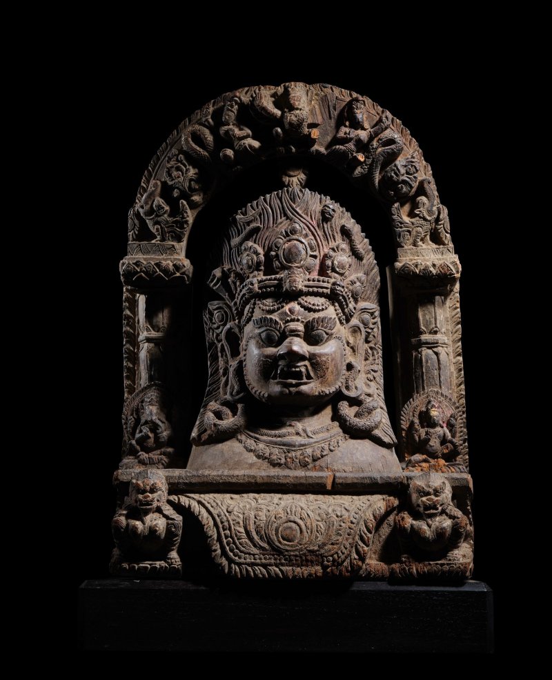 尼泊爾 十七/十八世紀 木雕陪臚神龕 | A WOOD SHRINE TO BHAIRAVA - 图4
