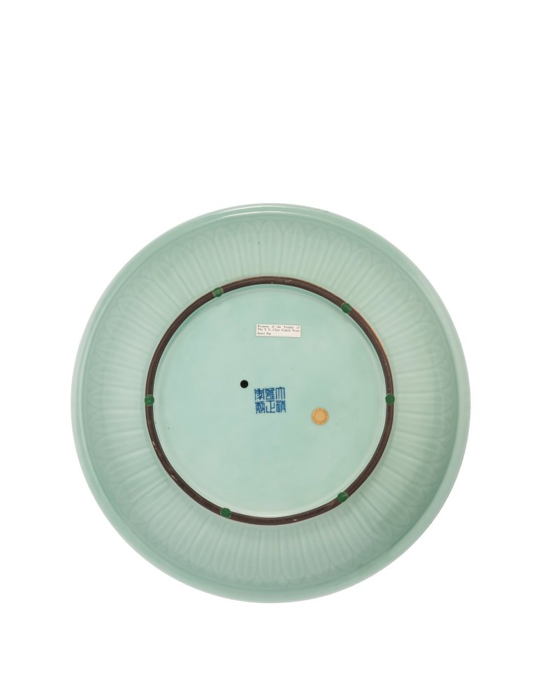 清雍正　粉青釉浮雕螭龍紋大盤 | A LARGE CELADON-GLAZED 'DRAGON' CHARGER - 图8