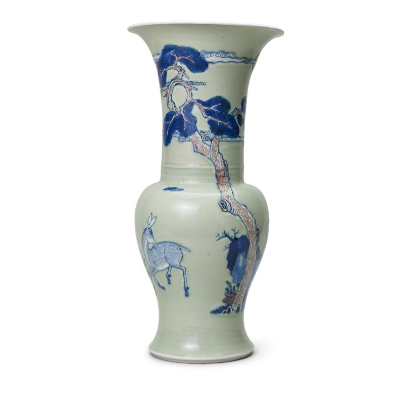 清康熙　釉下三彩松鶴人物圖鳳尾尊 | A CELADON-GROUND BLUE AND COPPER-RED 'PHOENIX TAIL' VASE, YENYEN - 图3