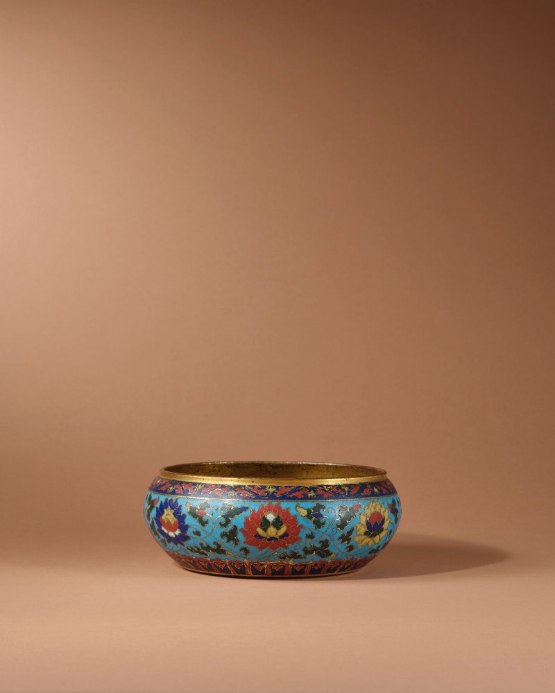 明初　銅鎏金掐絲琺瑯番蓮紋缽 | A VERY RARE CLOISONNÉ ENAMEL AND GILT-BRONZE ALMS BOWL - 图4