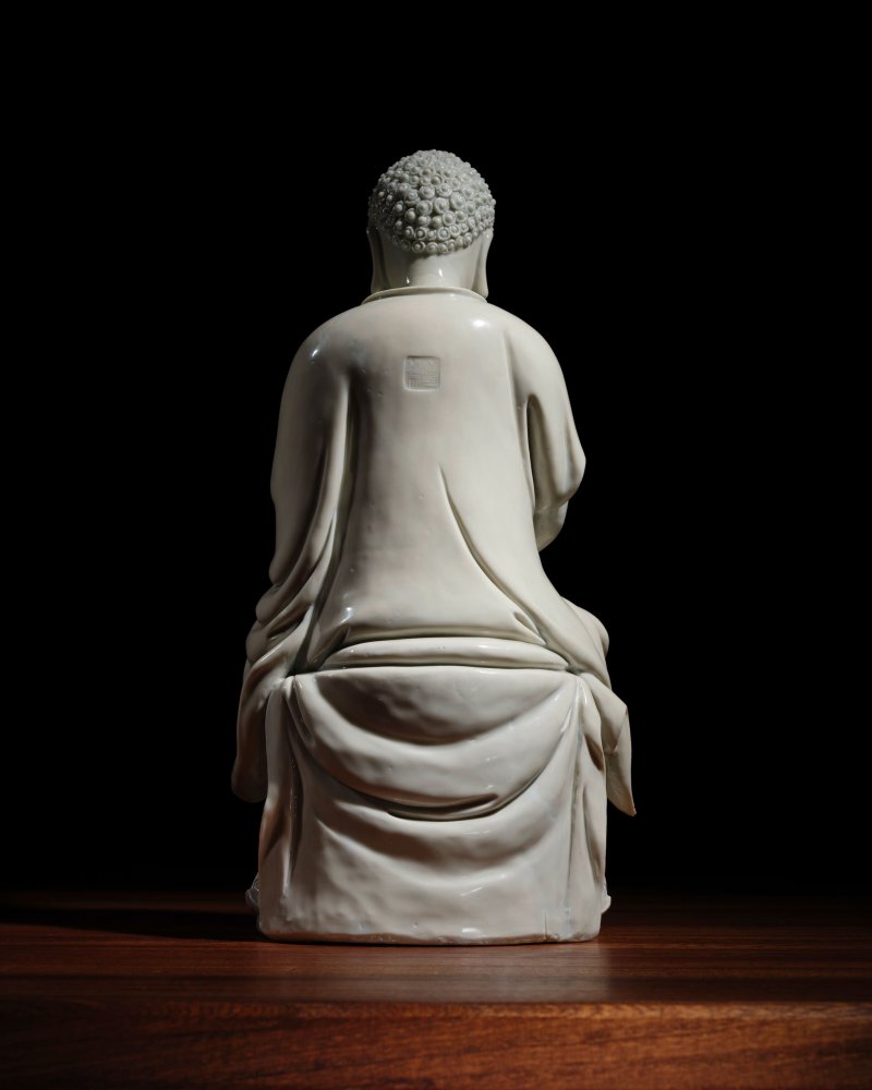 明十六/十七世紀 德化白釉釋迦牟尼佛坐像 | AN IMPORTANT DEHUA FIGURE OF SHAKYAMUNI BUDDHA - 图5