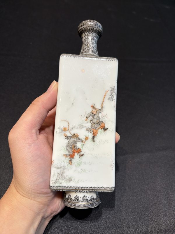 民國汪曉棠 墨彩礬紅描金《水滸傳》人物故事瓶一對 - 图12