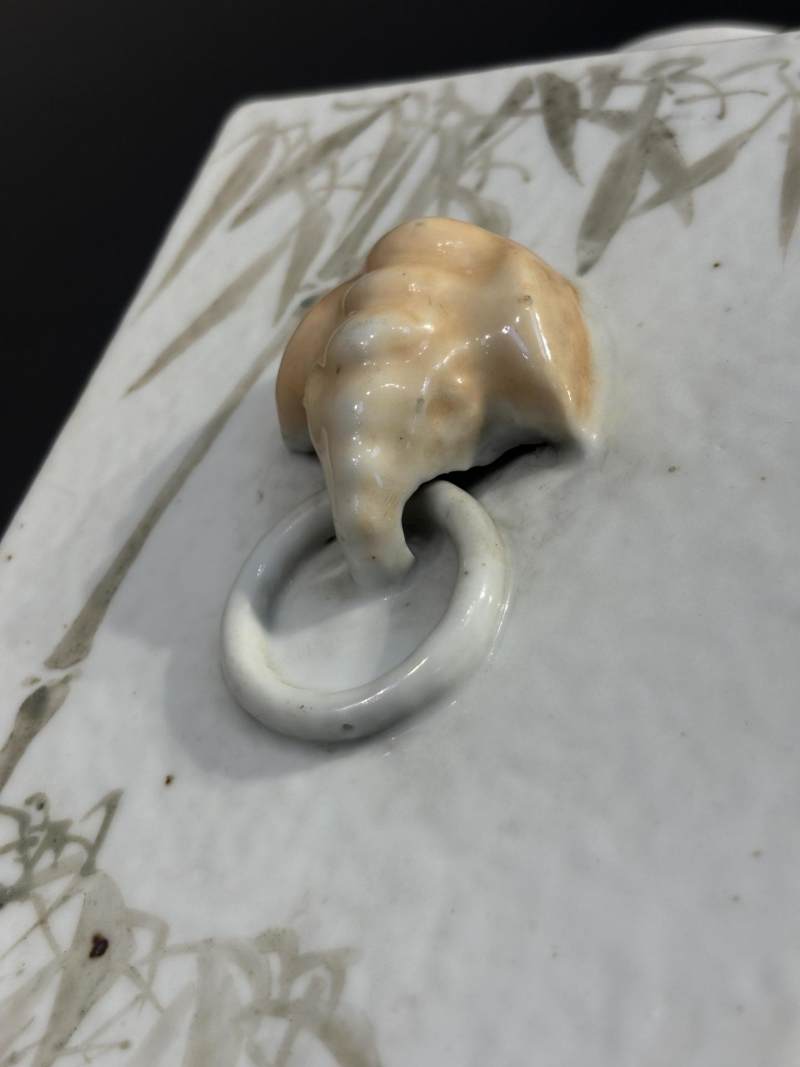    清光绪 周子善绘浅绛彩山水花鸟纹象耳琮式瓶 - 图12
