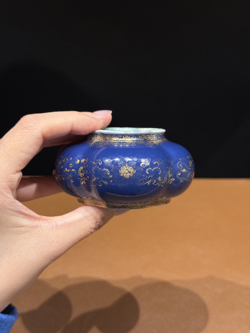 清乾隆 霁蓝描金缠枝莲海棠式水丞 - 图6