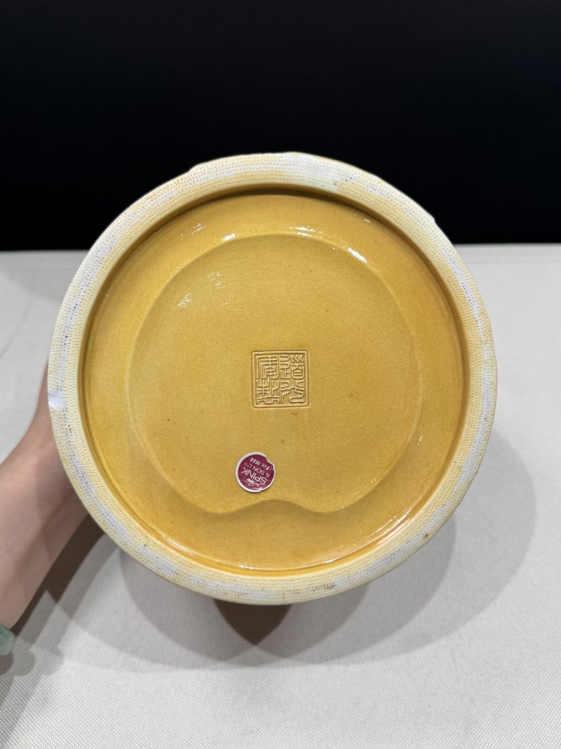 清道光 黄釉仿竹雕瓷山水人物图笔筒 - 图16