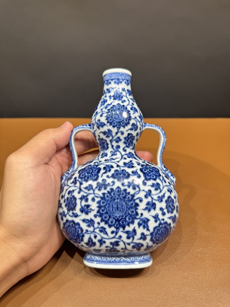 清乾隆 青花团寿纹绶带葫芦扁瓶 - 图5