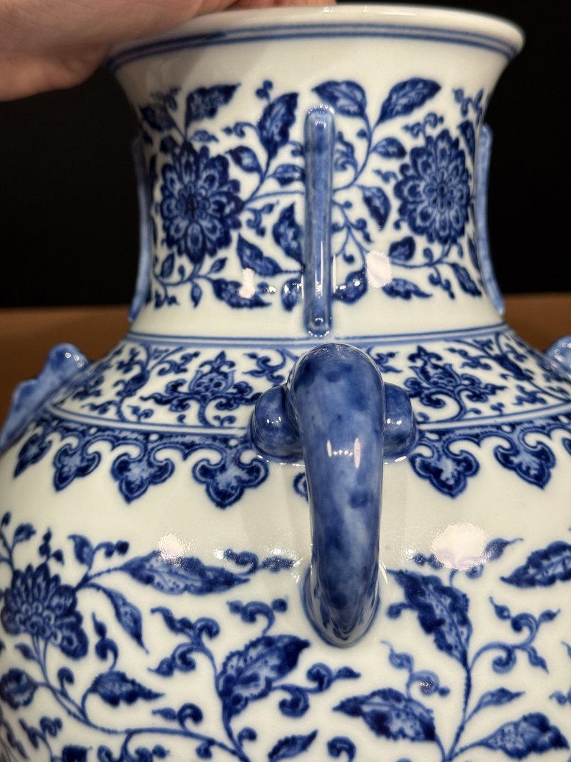 清乾隆 青花缠枝花卉纹出戟双耳尊 - 图10