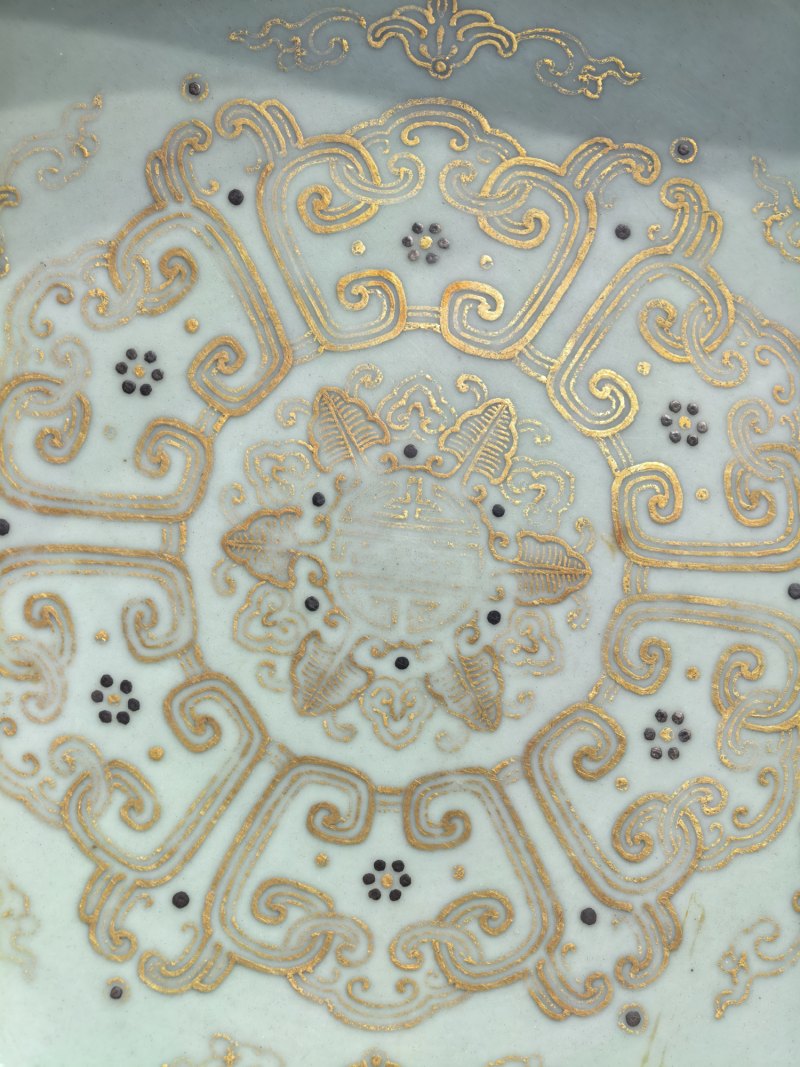 清乾隆 粉青釉浅浮雕描金福寿吉庆如意花口大洗 - 图6