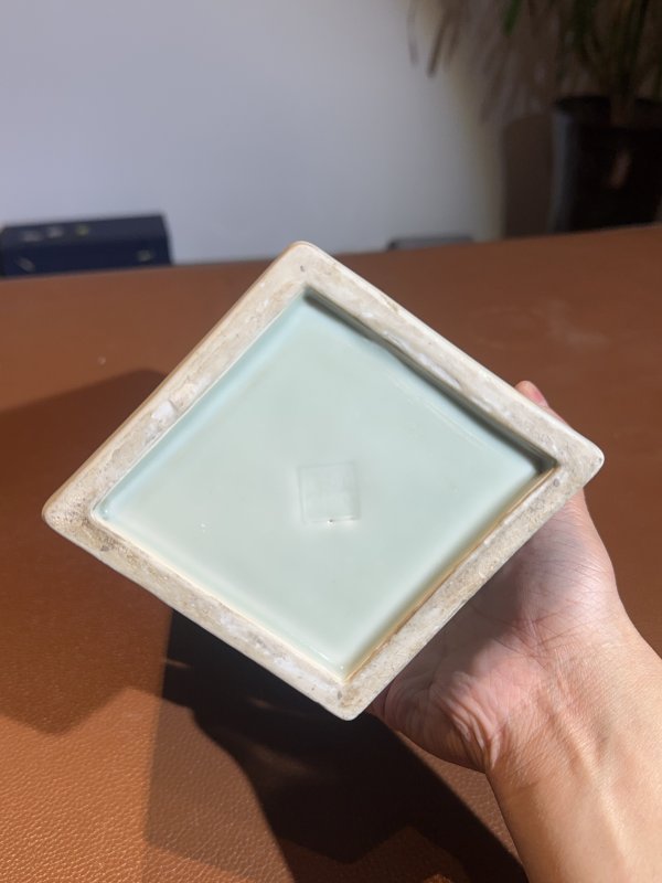 清晚期 青釉模印寿桃纹菱形瓶一对 - 图9