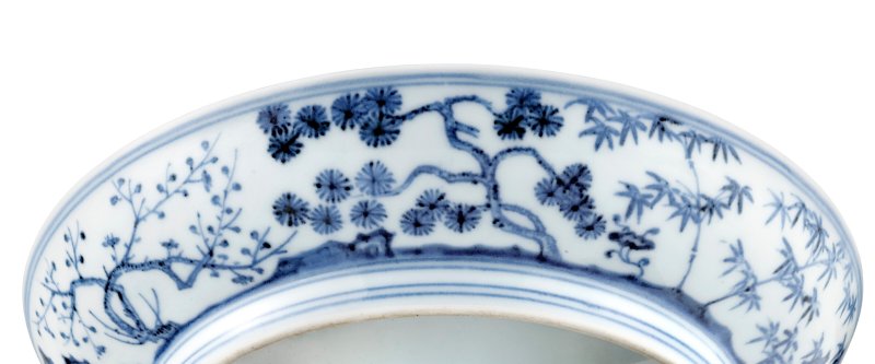 明宣德 青花歲寒三友紋盤 雙圈六字楷書款  XUANDE SIX-CHARACTER MARK IN UNDERGLAZE BLUE WITHIN A DOUBLE CIRCLE AND OF THE PERIOD (1426-1435) - 图5