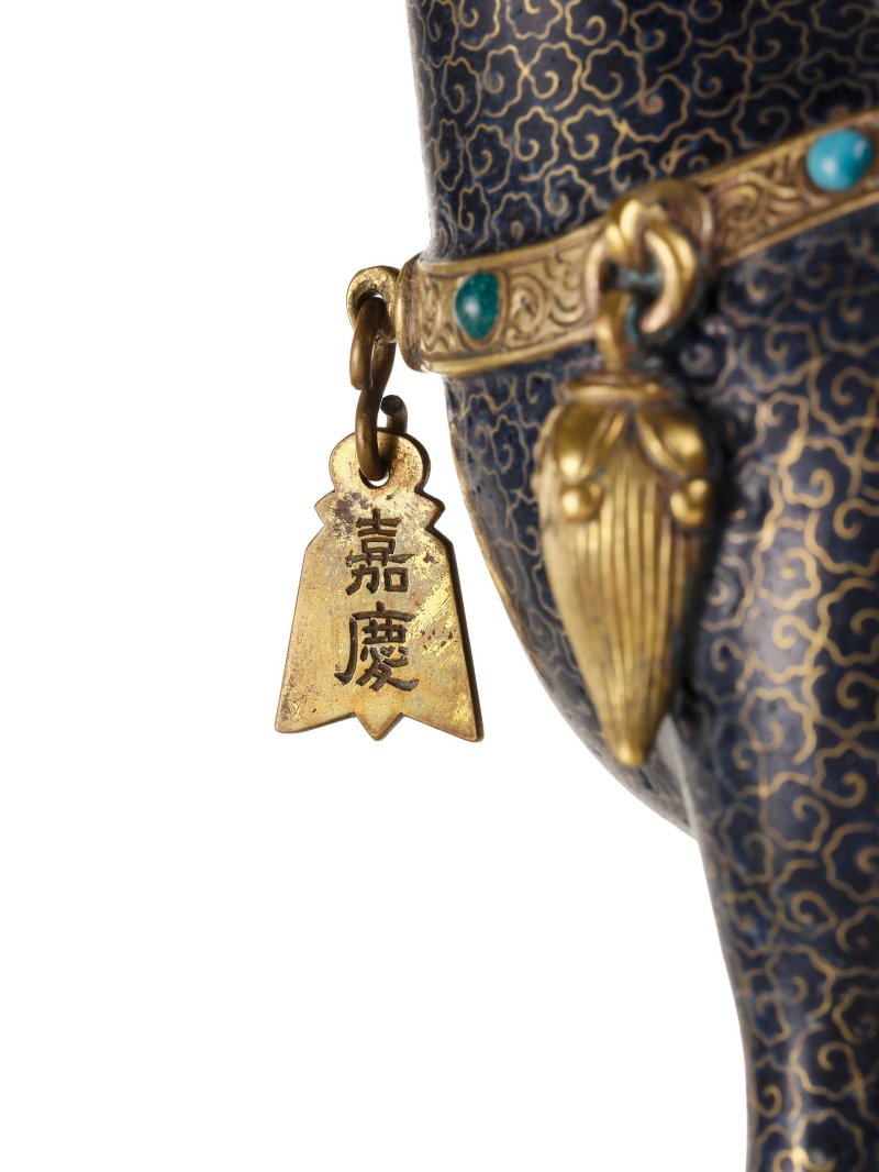 清嘉慶　御製嵌寶掐絲鏨胎琺瑯天祿蓋爐 | AN EXCEPTIONALLY RARE IMPERIAL CLOISONNÉ AND CHAMPLEVÉ ENAMEL AND GILT-BRONZE STAG-SHAPED INCENSE BURNER AND COVER - 图3