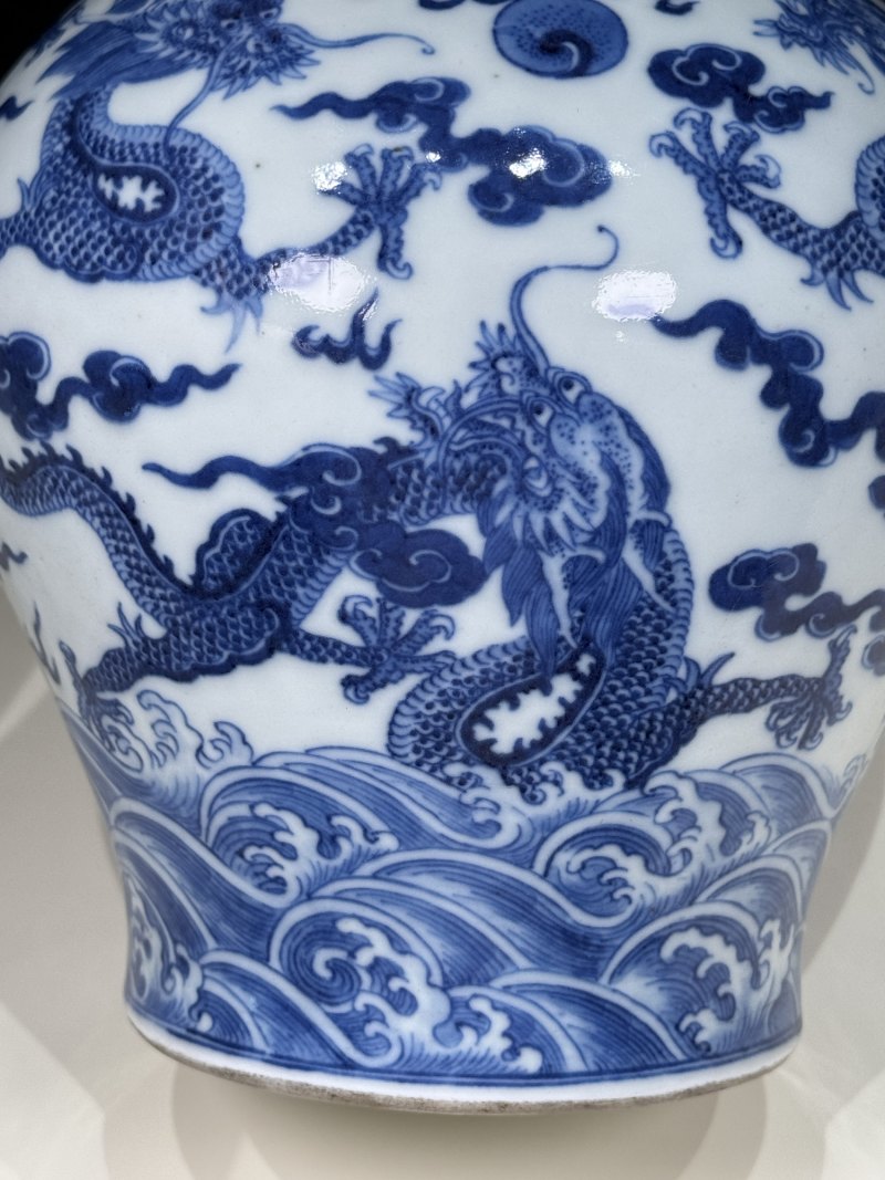 清嘉庆 青花九龙纹橄榄瓶 - 图15