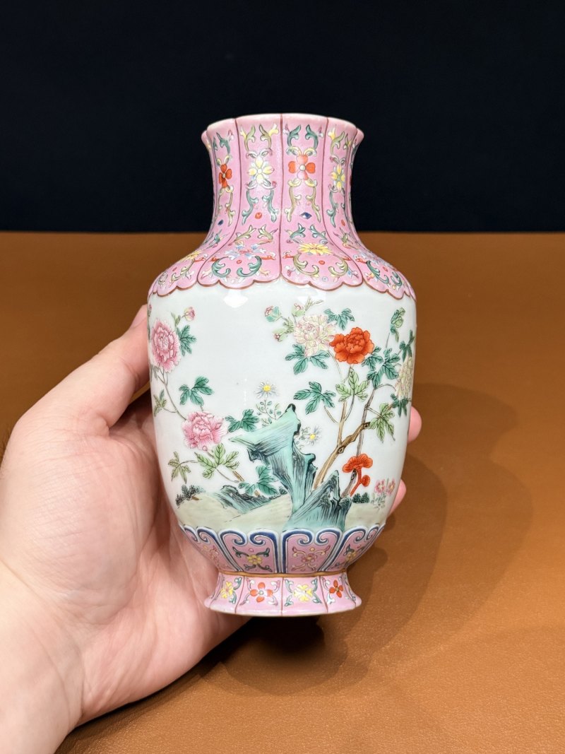 清乾隆 御题诗洋彩芙蓉图浮雕藕粉地十瓣花口瓶 - 图7