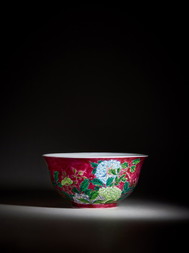 清康熙 御制磁胎画珐琅胭脂紫地牡丹纹碗 - 图2
