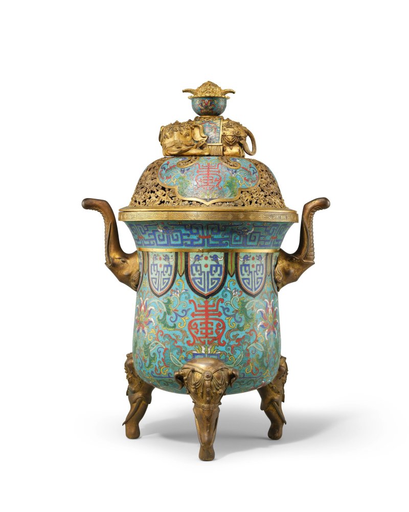 清乾隆　掐絲琺瑯蓮紋象耳三足薰爐 | A LARGE CLOISONNÉ ENAMEL TRIPOD 'ELEPHANT' INCENSE BURNER AND COVER - 图1