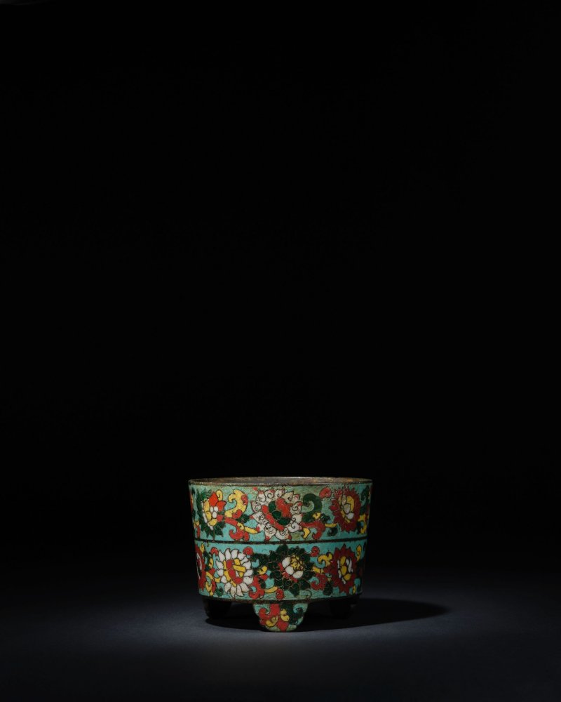十四世紀　掐絲琺瑯纏枝蓮托雜寶紋三足爐 | A VERY RARE CLOISONNÉ ENAMEL 'TREASURES' INCENSE BURNER - 图2