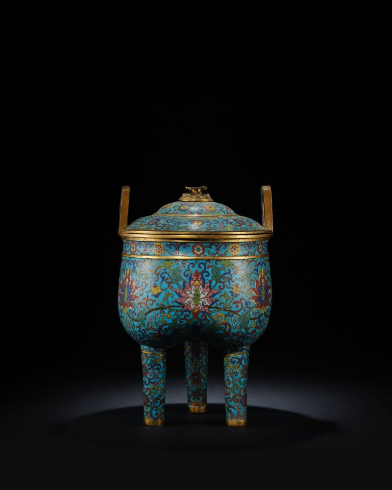 清乾隆　掐絲琺瑯番蓮紋鼎式三足蓋爐 | A CLOISONNÉ ENAMEL TRIPOD INCENSE BURNER AND COVER, DING - 图5