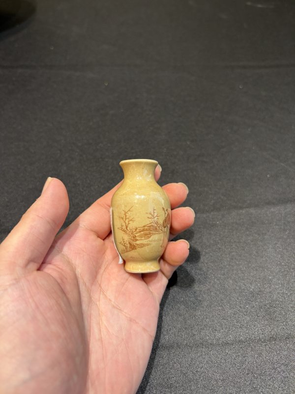 清乾隆米黃地赭彩高士圖小瓶 - 图8