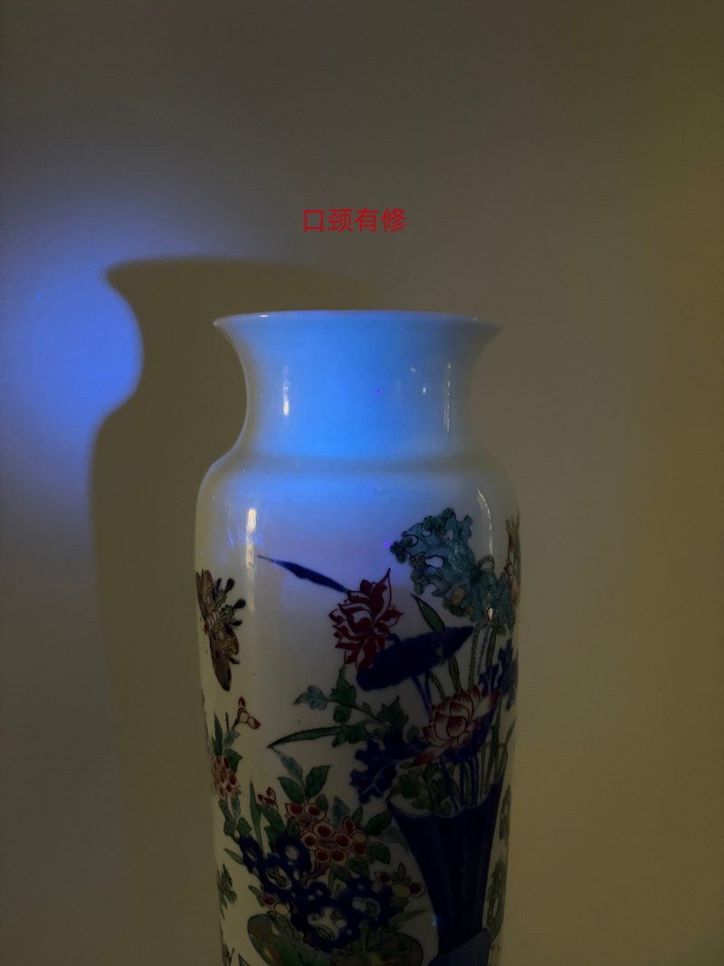 明崇祯 青花五彩博古清供花蝶纹筒瓶 - 图21