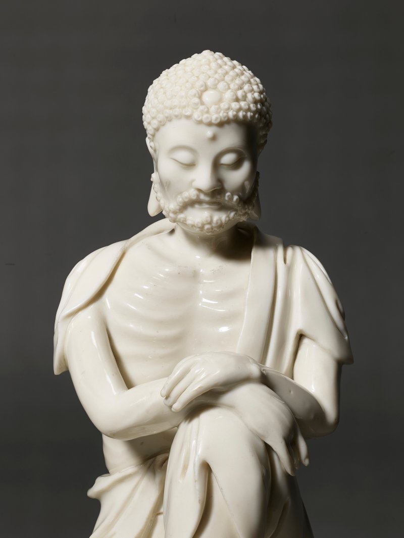 晚明 十六/十七世紀 德化窯釋迦苦行僧坐像 「筍江山人」印款  IMPRESSED SUNJIANG SHANREN MARK, LATE MING DYNASTY, 16th-17th CENTURY - 图2