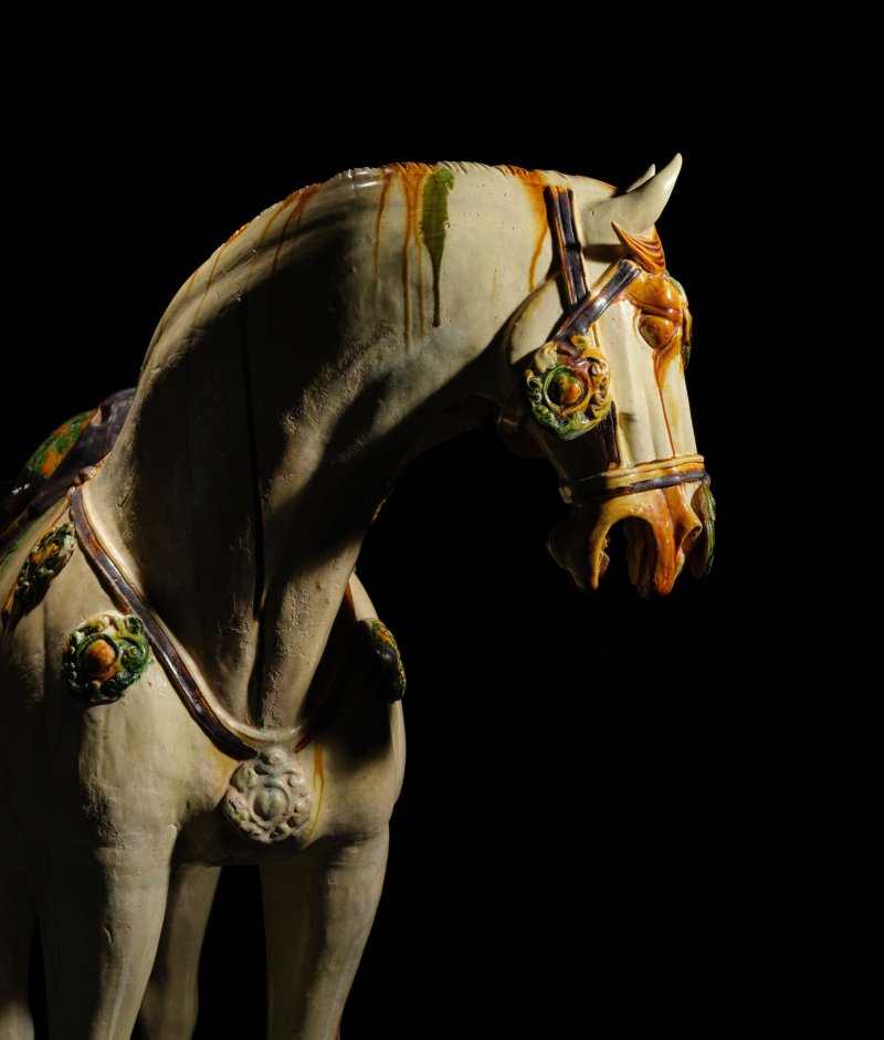 唐　三彩馬 | A MAGNIFICENT LARGE SANCAI-GLAZED CAPARISONED HORSE - 图2