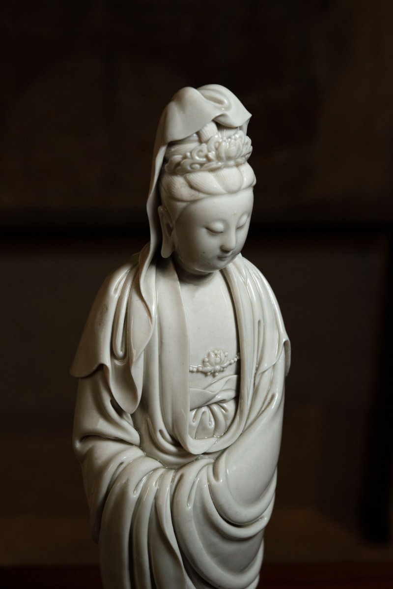 明十七世紀初 德化白釉祥雲觀音立像 | AN IMPORTANT DEHUA STANDING FIGURE OF GUANYIN - 图15