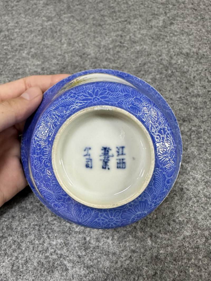   民国 江西瓷业公司蓝地轧道粉彩开窗花鸟盖碗一对 - 图10