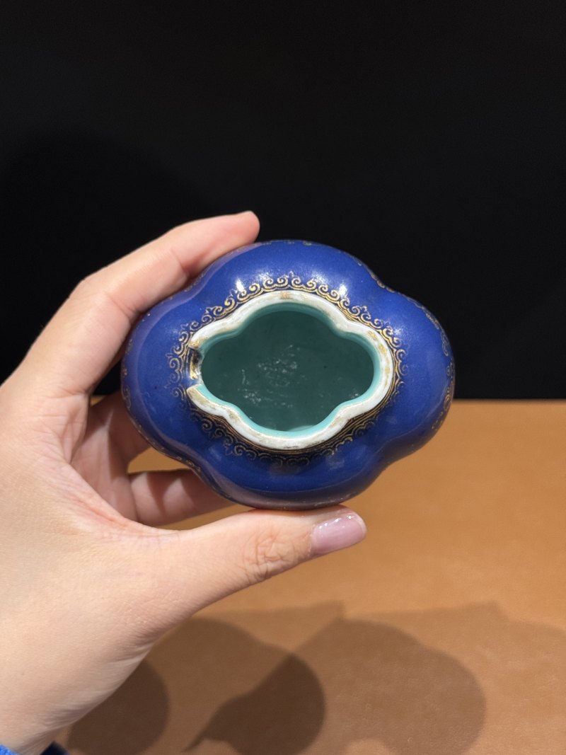 清乾隆 霁蓝描金缠枝莲海棠式水丞 - 图7