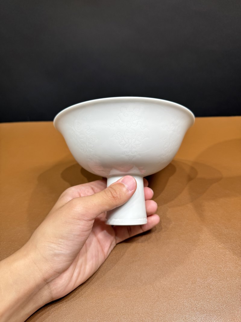 清雍正 白釉暗刻八宝纹高足碗 - 图5