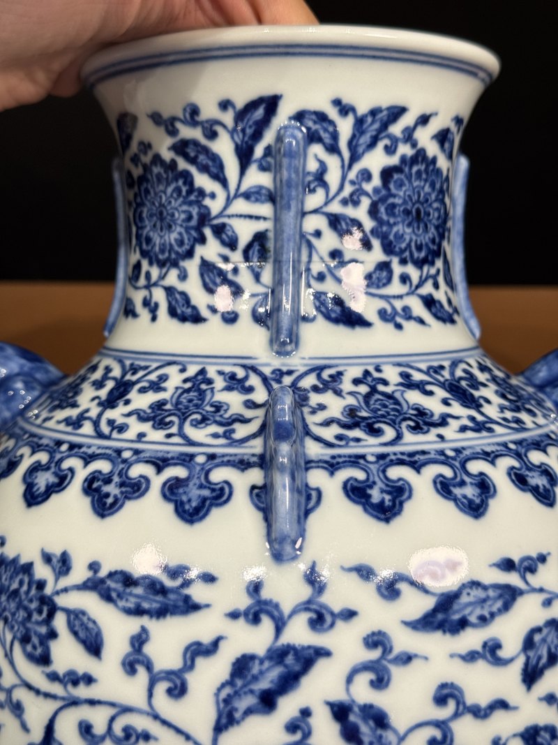 清乾隆 青花缠枝花卉纹出戟双耳尊 - 图11