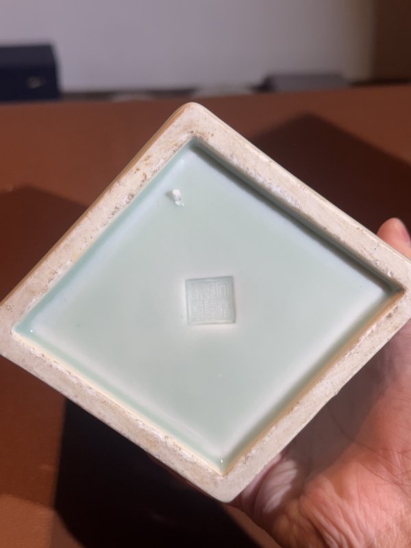 清晚期 青釉模印寿桃纹菱形瓶一对 - 图10