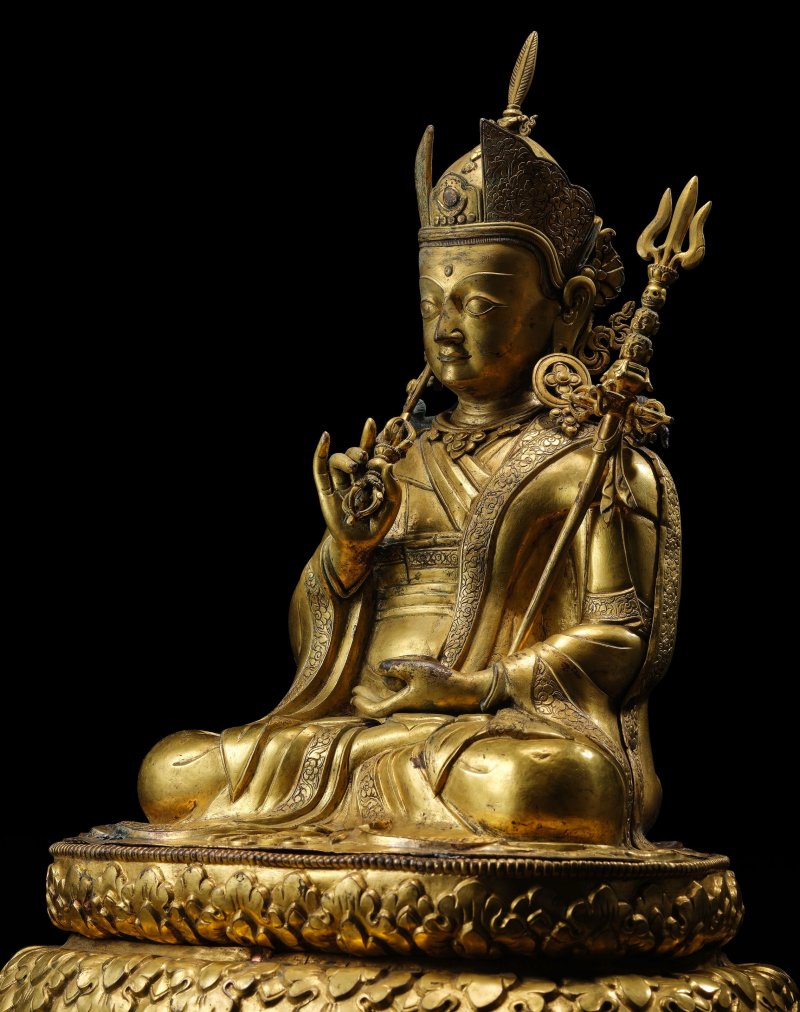 西藏或不丹 十八世紀 銅鎏金及錘揲蓮花生大士像 | A GILT COPPER ALLOY REPOUSSE FIGURE OF PADMASAMBHAVA - 图4