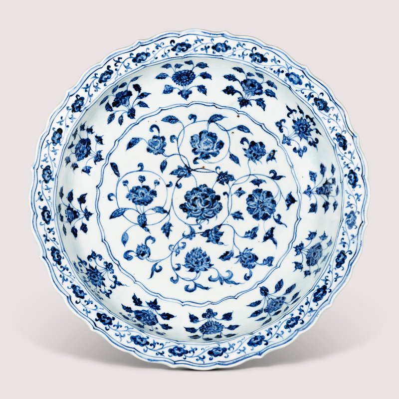 明永樂 青花纏枝花卉紋菱口大盤  YONGLE PERIOD (1403-1425) - 图1