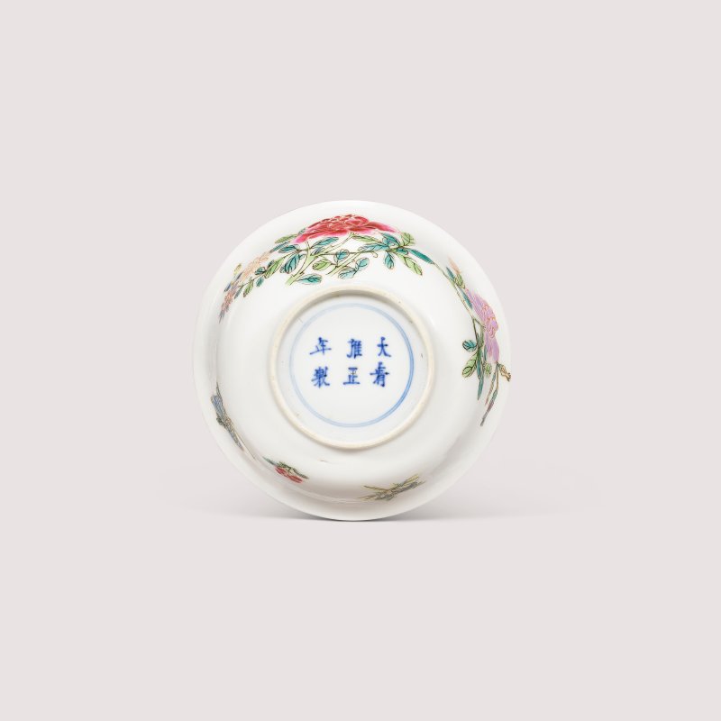 清雍正 粉彩描金花蝶紋盌一對 雙圈三行六字楷書款  YONGZHENG SIX-CHARACTER MARKS IN THREE LINES IN UNDERGLAZE BLUE WITHIN DOUBLE CIRCLES AND OF THE PERIOD (1723-1735) - 图3