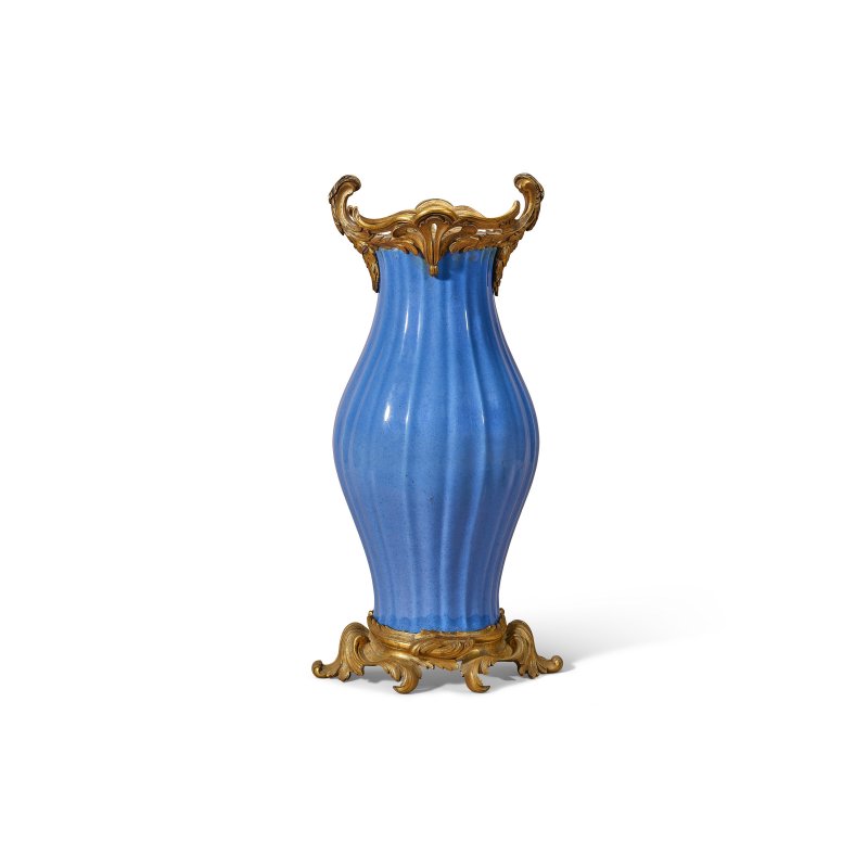 清乾隆 灑藍釉瓜棱瓶 六字篆書款  QIANLONG SIX-CHARACTER SEAL MARK IN UNDERGLAZE BLUE AND OF THE PERIOD (1736-1795) - 图1