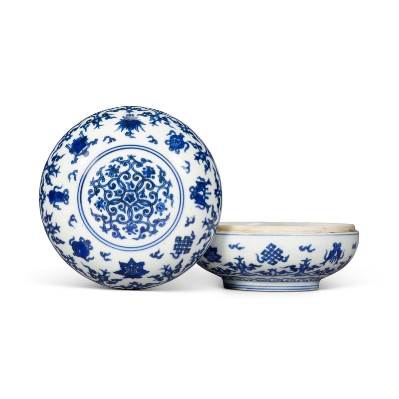 明嘉靖 青花八吉祥紋蓋盒 雙圈六字楷書款  JIAJING SIX-CHARACTER MARK IN UNDERGLAZE BLUE WITHIN A DOUBLE CIRCLE AND OF THE PERIOD (1522-1566) - 图1