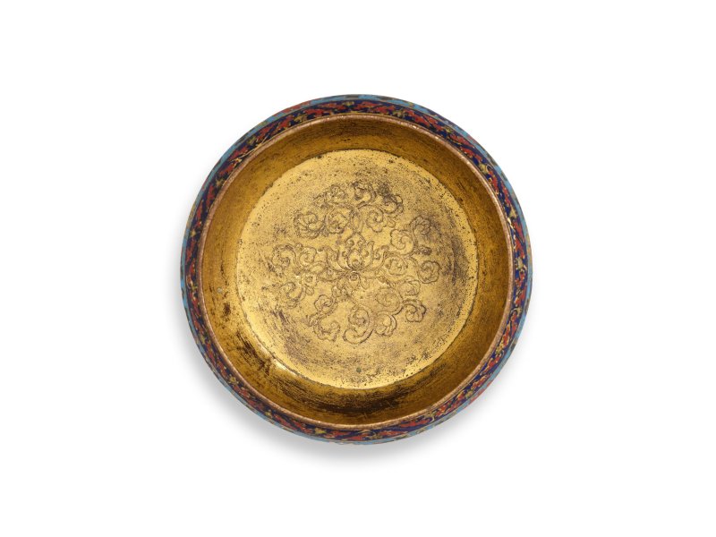 明初　銅鎏金掐絲琺瑯番蓮紋缽 | A VERY RARE CLOISONNÉ ENAMEL AND GILT-BRONZE ALMS BOWL - 图5