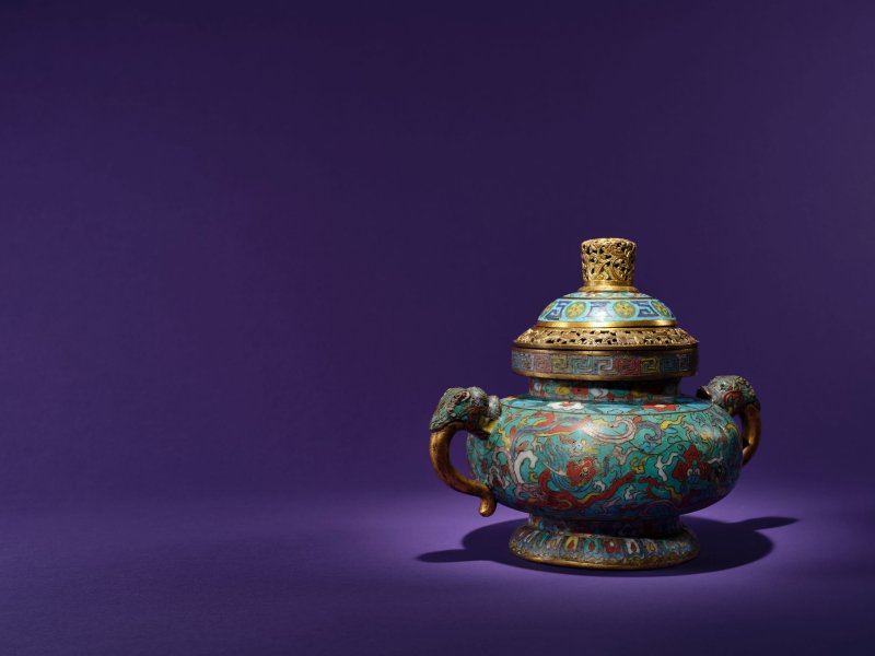 明萬曆　掐絲琺瑯穿芝螭紋龍耳香爐 | A VERY RARE IMPERIAL CLOISONNÉ ENAMEL 'CHILONG AND LINGZHI' INCENSE BURNER AND A COVER, GUI - 图4