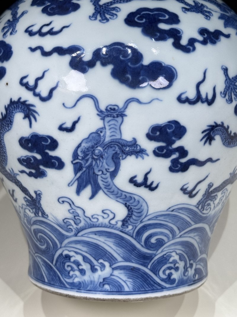 清嘉庆 青花九龙纹橄榄瓶 - 图16