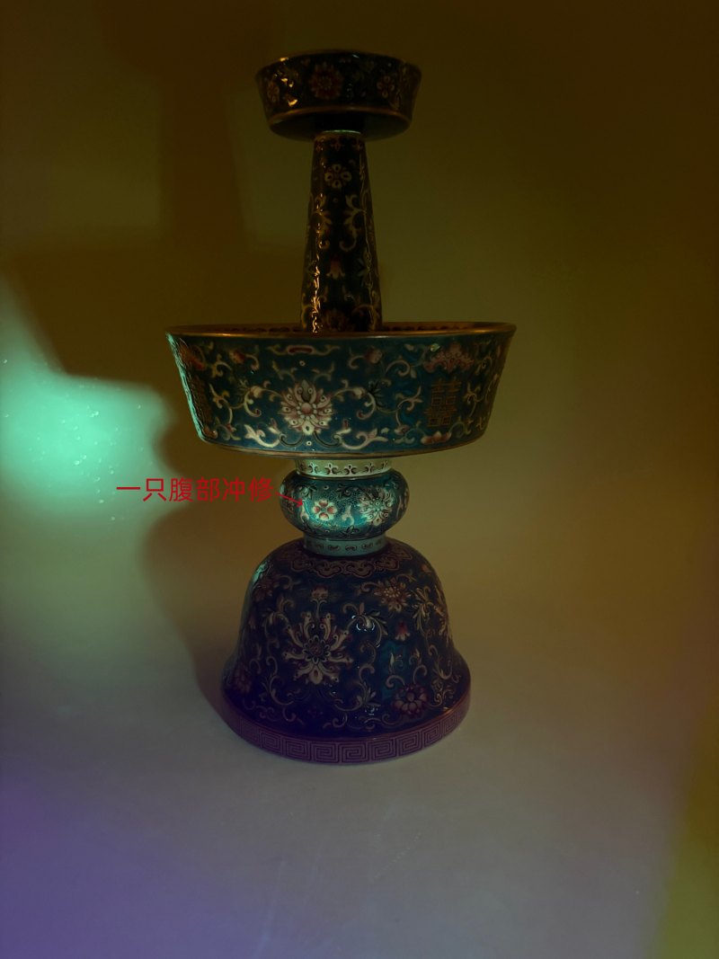 清道光 蓝地粉彩缠枝莲托双喜烛台一对 - 图30