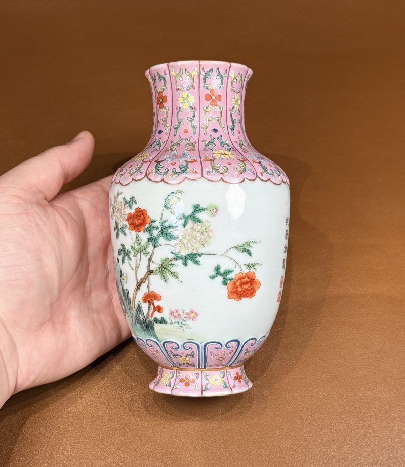 清乾隆 御题诗洋彩芙蓉图浮雕藕粉地十瓣花口瓶 - 图8