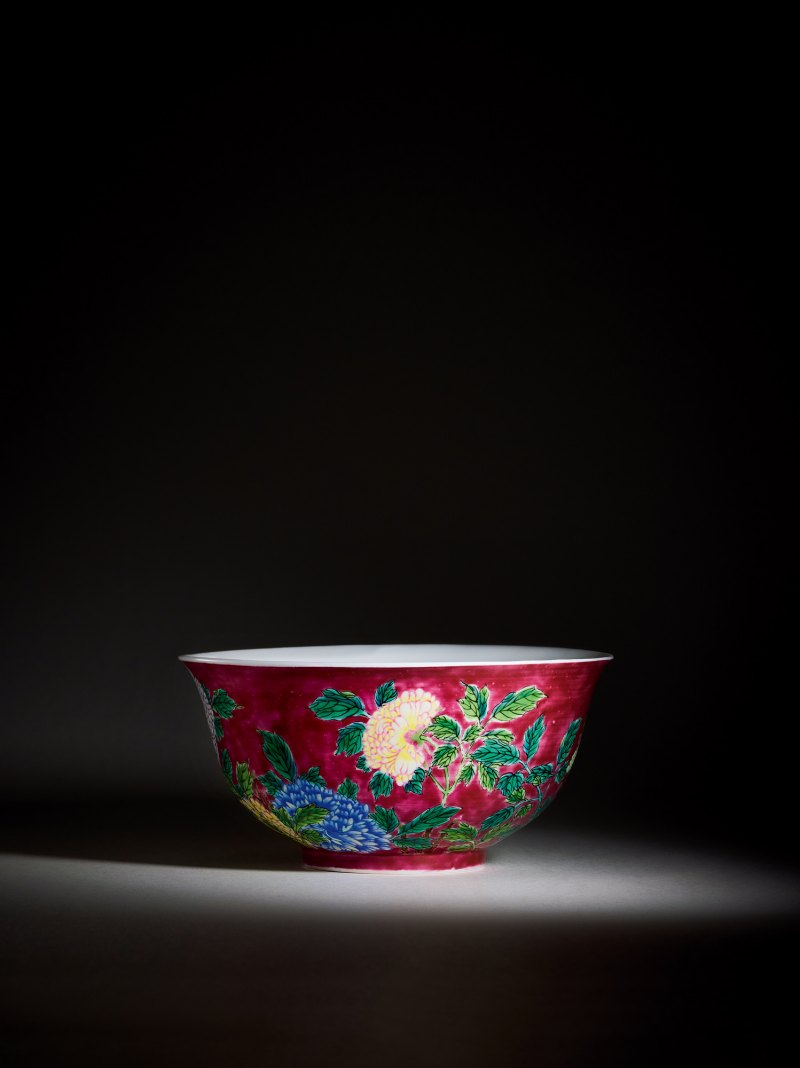 清康熙 御制磁胎画珐琅胭脂紫地牡丹纹碗 - 图3