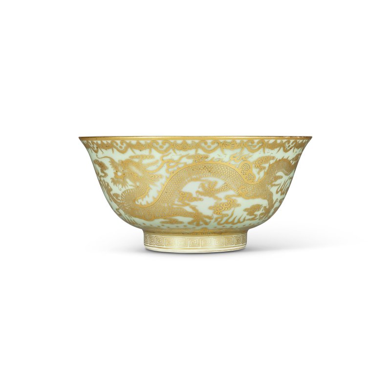 清乾隆 粉青地描金雙龍趕珠紋盌 六字篆書款  QIANLONG SIX-CHARACTER SEAL MARK IN UNDERGLAZE BLUE AND OF THE PERIOD (1736-1795) - 图1