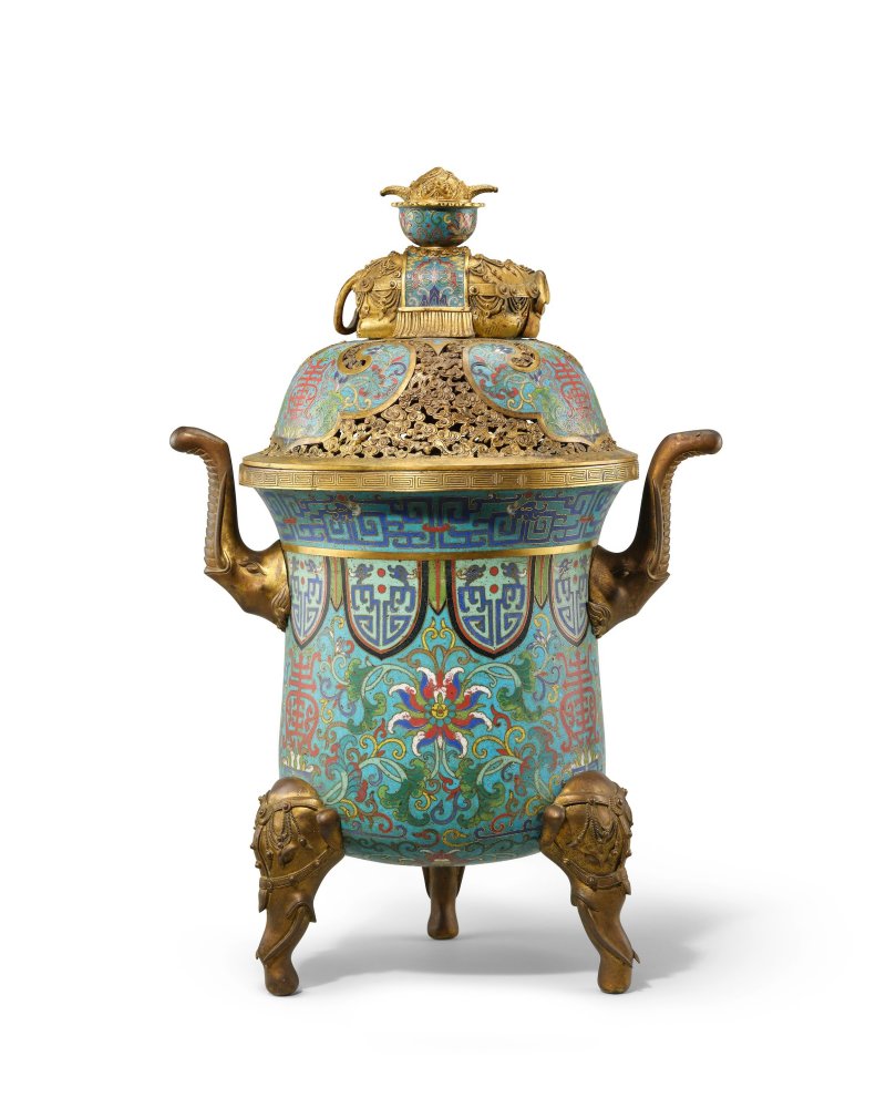 清乾隆　掐絲琺瑯蓮紋象耳三足薰爐 | A LARGE CLOISONNÉ ENAMEL TRIPOD 'ELEPHANT' INCENSE BURNER AND COVER - 图2
